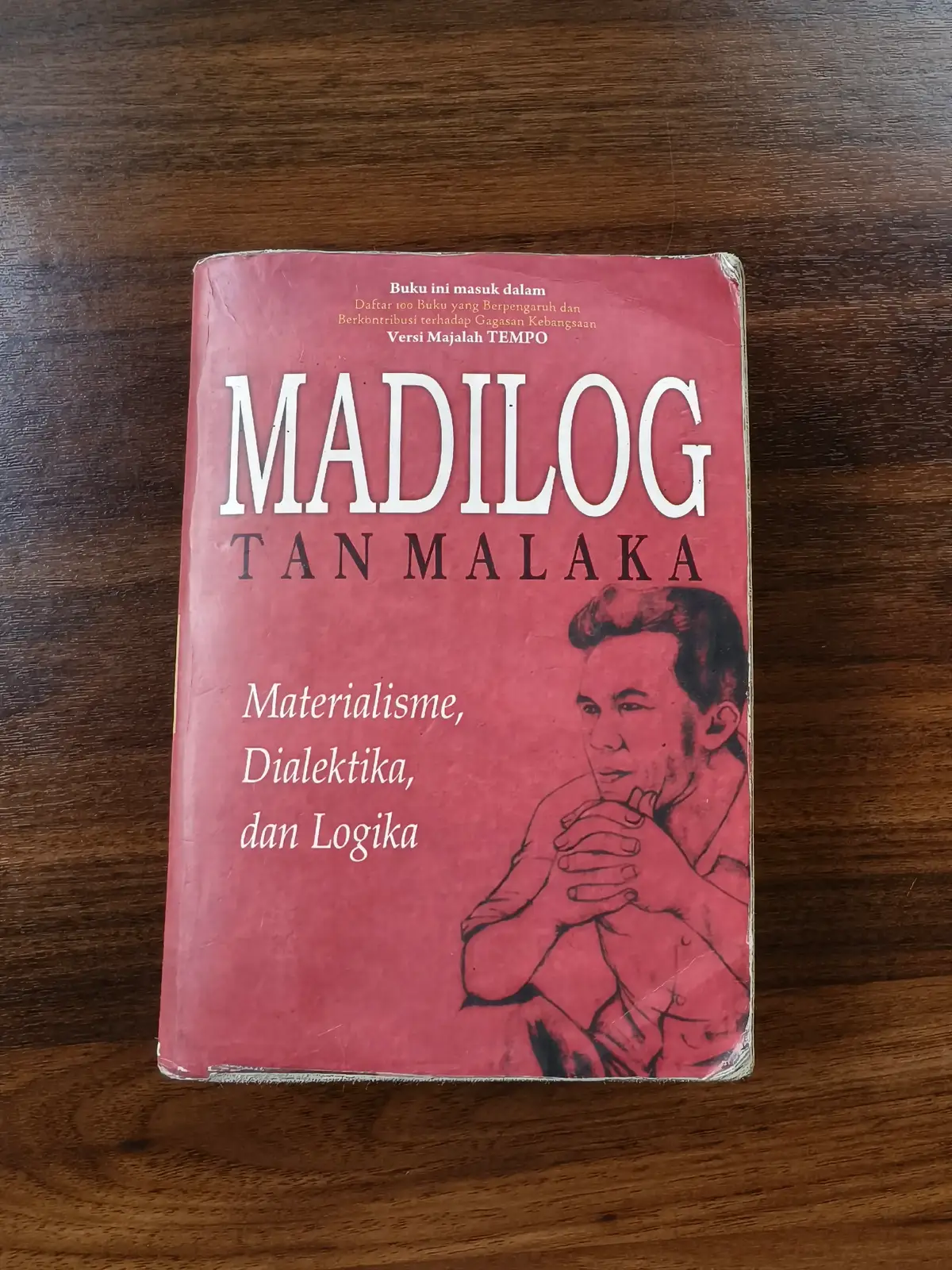 1. Lahir dari pergolakan ide    – Ditulis Tan Malaka antara 1929–1942 saat ia mendalami filsafat Barat & Timur. 2. Konsep “Manusia, Dialektika, Logika”    – Sinergi antara rasionalitas Barat, kerohanian Timur, dan dinamika sosial Indonesia. 3. Penerbitan pasca-kemerdekaan    – Baru terbit secara utuh tahun 1963, sepuluh tahun setelah kematian penulis. 4. Terlarang & terlupakan    – Dianggap “subversif” di dekade 1960–70, nyaris hilang dari peredaran. 5. Kebangkitan kembali    – Mulai dicetak ulang sejak era reformasi, jadi bacaan wajib mahasiswa & pemikir muda. 6. Warisan abadi    – Hingga kini, “Madilog” jadi rujukan penting untuk memahami kritik sosial & metode berpikir kritis di Indonesia #buku #malaka #madilog #filsafat #literasi #ilmu #rekomendasi #politik #demokrasi #rekomendasibuku #baca #BookTok #rakyat #quotes #sekolah #pendidikan #merdeka #anakmuda #fakta #masukberanda #goviral #trend #tania 