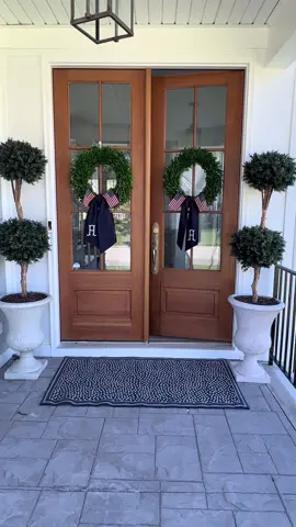 remembering those who gave the ultimate sacrifice ❤️🇺🇸 #memorialday #memorialdaydecor #frontporchdecor #americana #wreathsash #wreath #outdoorrug #redwhiteandblue #doublefrontdoor #republican #boxwood #amazonhome #etsy #SmallBusiness #grandmillenial 