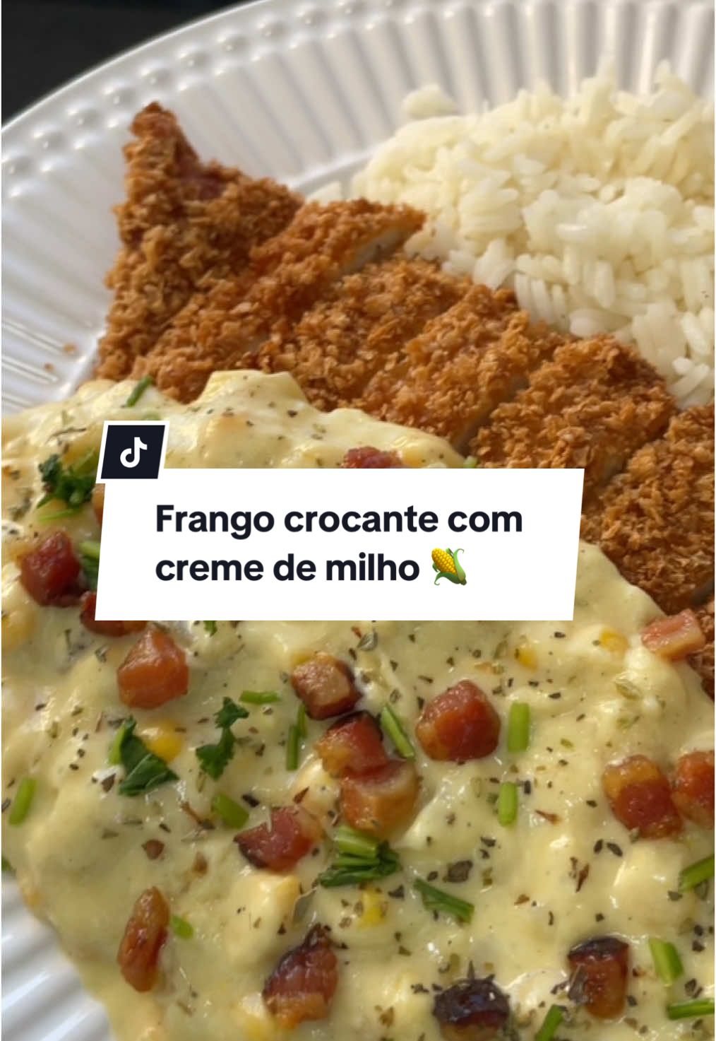 Frango crocante com creme de milho 🌽  Essa é a ideia perfeita e que vai salvar seu almoço de domingo! Ingredientes: 200ml de leite 1/2 lata de milho 1/2 cebola picada 1 cl de requeijão Pimenta do reino Sal a gosto Mussarela ralada (opcional) #receita #comida #milho #viraltiktokvideo #viraliza  #receitas #foryoupage #receita 