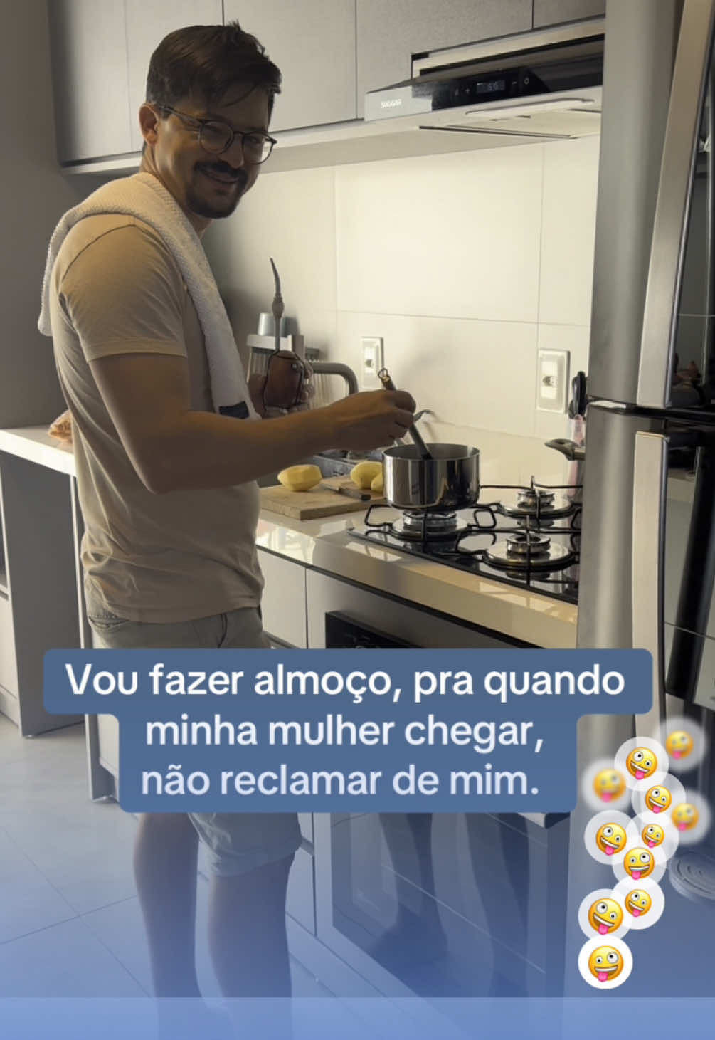 Fiz almoço pra evitar reclamação… ela chegou e reclamou que eu tava gastando gás! Não tá fácil agradar não kkkkk 🤡 #humor #humortiktok #casaltiktok #casamento #humordecasal #relacionamento #viralvideos #fyp #engraçado #amor #romantico #diadosnamorados #monetizar #explore 