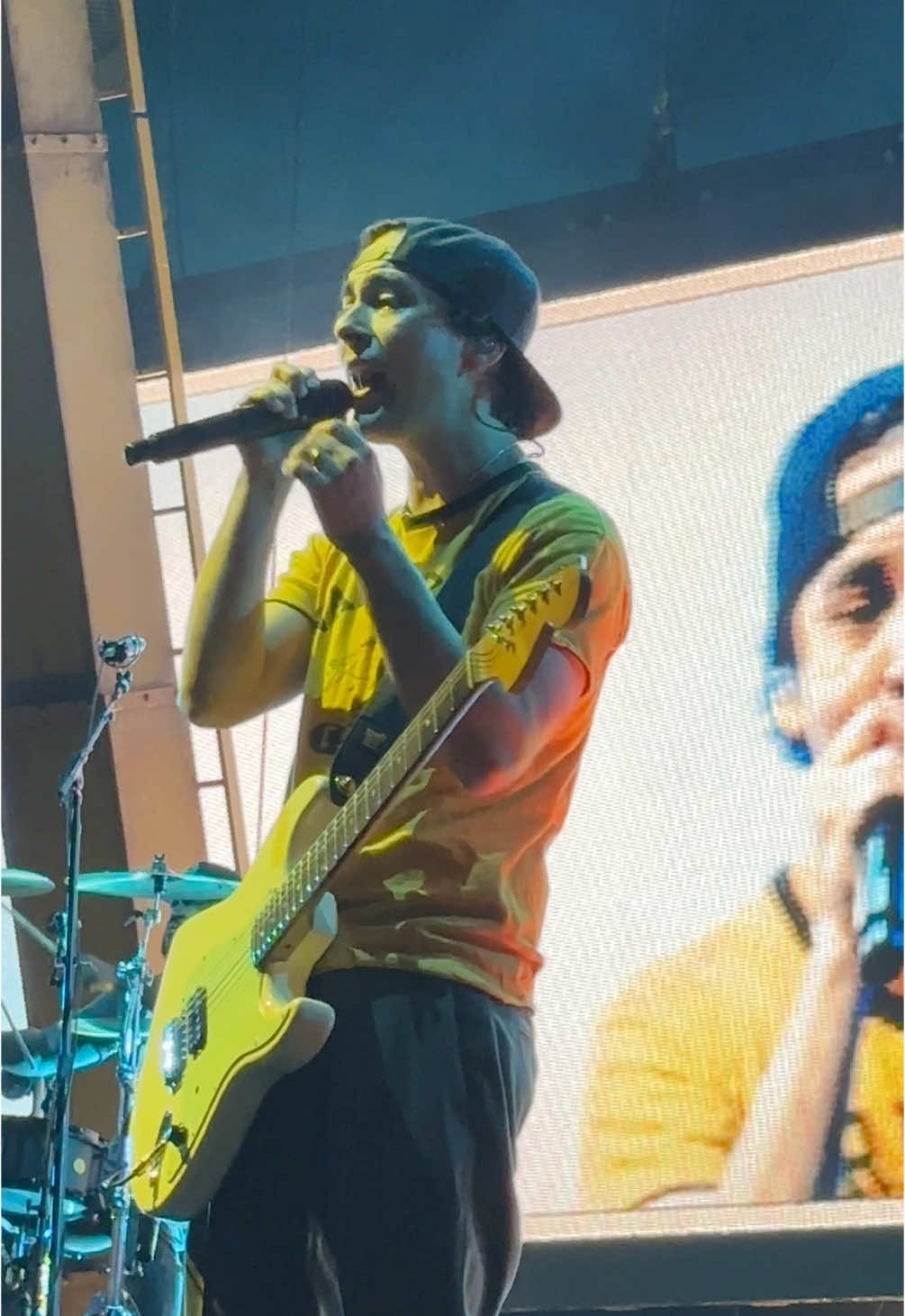 held on till may for this exact moment #piercetheveil #vicfuentes 