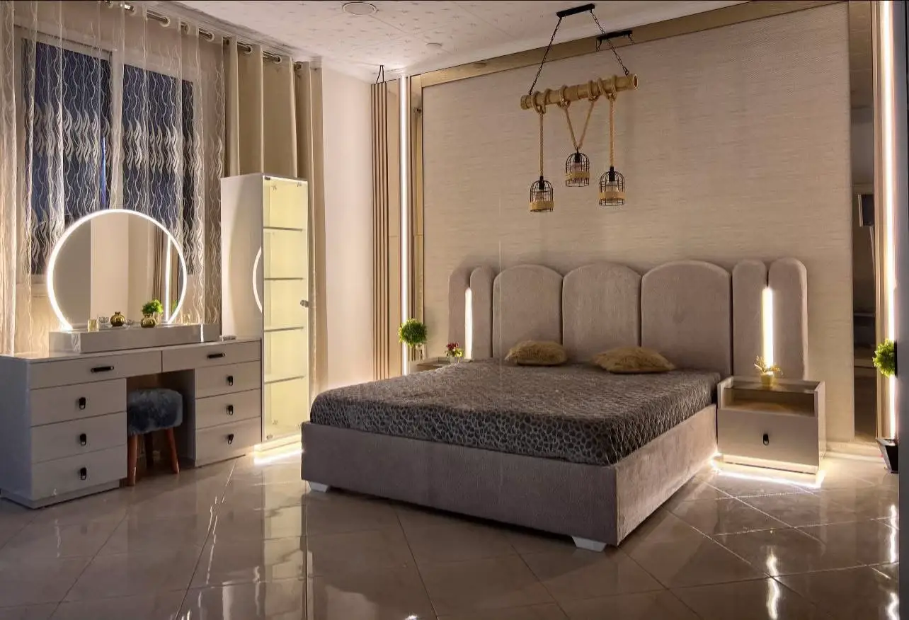 اسم الغرفة (  B-05 ) غرفة نوم 6 أبواب مفتوحة خزانة ملابس بحجم 2متر 40 طول , 2متر 20 ارتفاع و 60 سنتمتر عرض تحتوي الخزانه على 10 رفوف و درجين منضدة الزينة 1 متر و 30 طاولات الليلية 50 سنتمتر السرير: 1.60 في 1.90 عارضة خشبية + كرسي هدية صنع محلي سعر : 179000 دج  التسليم و التركيب مجاني العنوان: القليعة ولاية تيبازة لمزيد من المعلومات يرجي الاتصال بنا على الارقام التالية : 0549237960  0560731513 - 0667150127