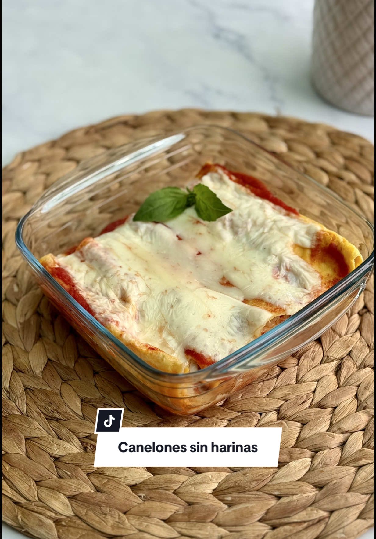 CANELONES✅SIN HARINAS✅LISTOS EN 15 MIN✅SIN HORNO ¿No sabes que hacerte mañana para comer? Pues toma nota porque esta idea está riquísima ❤️ es ligera y muy saciante  SOLO NECESITAS: 🥚 3 huevos  🧀 2 lonchas de queso (yo utilicé Havarti bajo en grasa) 🍗 Solomillos de pollo a la plancha, pero puedes utilizar el relleno que más te guste.  🍅 Salsa de tomate natural 🌱 Albahaca fresca  PREPARACIÓN  🥚Bate los huevos con una pizca de sal. Engrasa una sartén y caliéntala a fuego medio. Vierte los huevos batidos y cocina con tapa hasta que estén cuajados. 🍅Divide la tortilla y rellena cada parte con tomate, pollo, queso y albahaca. Luego, ciérralas formando rollitos. 🧀Cubre el fondo de un molde con tomate, coloca los rollitos encima, vuelve a cubrir con tomate y añade queso por encima. 🌱Calienta en el microondas durante 3 minutos a 900 W. También puedes cocinarlos en una air fryer durante 5 minutos a 200 °C o en horno precalentado a 200 °C durante unos 10 minutos. . . . . #recetassingluten #sinharinas #sintacc #keto #fit #saludable #recetassaludables 