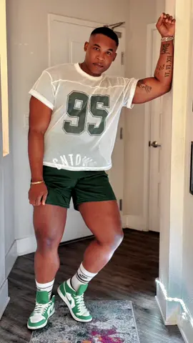 Wide Receiver or Tight End  #fit #fitspo #Fitness #Love #legday #football #fyp #sunday #sundayfunday #lgbt #lgbtq