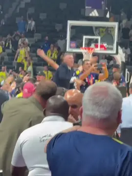 Šaras 🤠🫶🏽 Fener won 💛 #fyp #goviral #foryou #viraltiktok #basketball #euroleague #final4 #abudhabi🇦🇪 #sarasjasikevicius #jasikevicius #fenerbahçe #fenerbahçe💛💙 #euroleaguewinners #party 