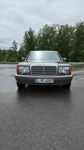 💡🔊 Satisfying oldschool ASMR / CARSMR sounds of the Mercedes S-Class W126, here as the top model SEL 560 from 1991. #mercedes #mbcar #mbcars #mercedesbenz #mercedeslove #mercedeslovers #mercedesfans #mercedessclass #sclass #mercedesw126 #mercedessel560