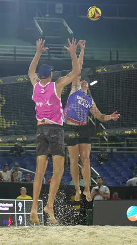 Seain Cook is a magician 🪄 Knuckle jump set fakes the block — Miller finishes. #AVPBeach #BeachVolleyball