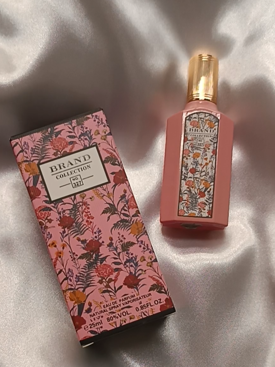Brand Collection 327 - 25ml A assinatura floral moderna é introduzida por um alegre acorde de flor de Pêra que incentiva os apaixonados pela fragrância a explodirem de alegria, enquanto um toque de acorde de açúcar mascavo adiciona uma delicada doçura à sua base. Familia Olfativa: Floral #brandcollection #perfumetiktok  #perfume 