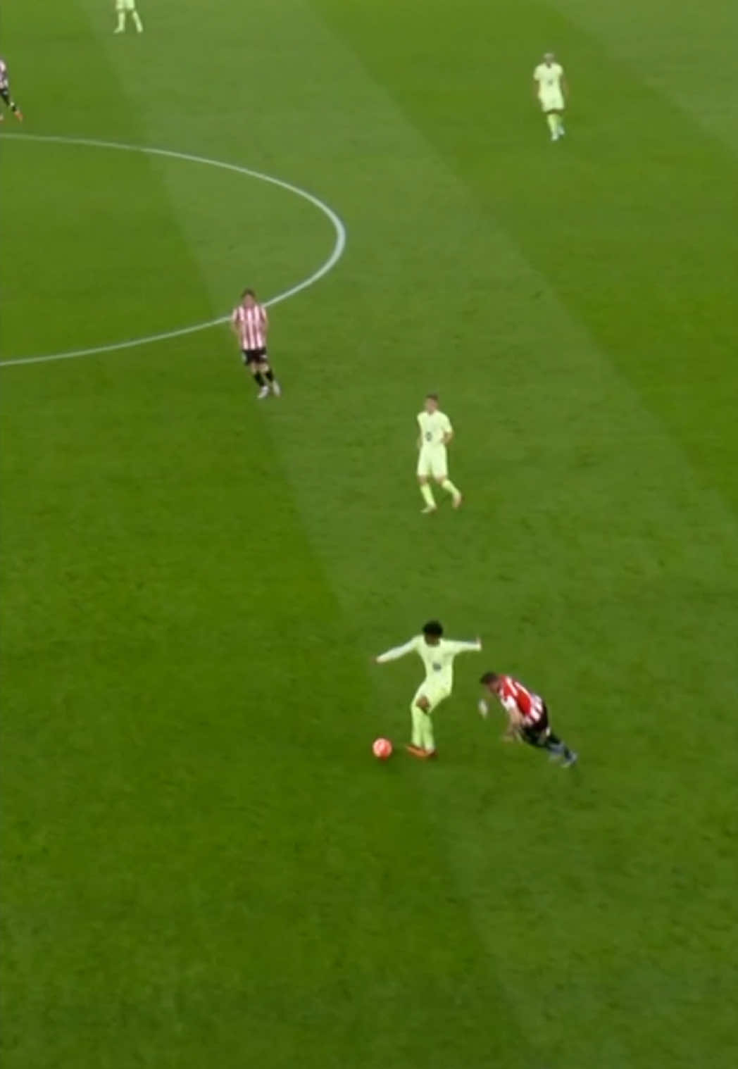 Catch him if you can 😮‍💨 #fcbarcelona #barçaontiktok #laligahighlights #skills 
