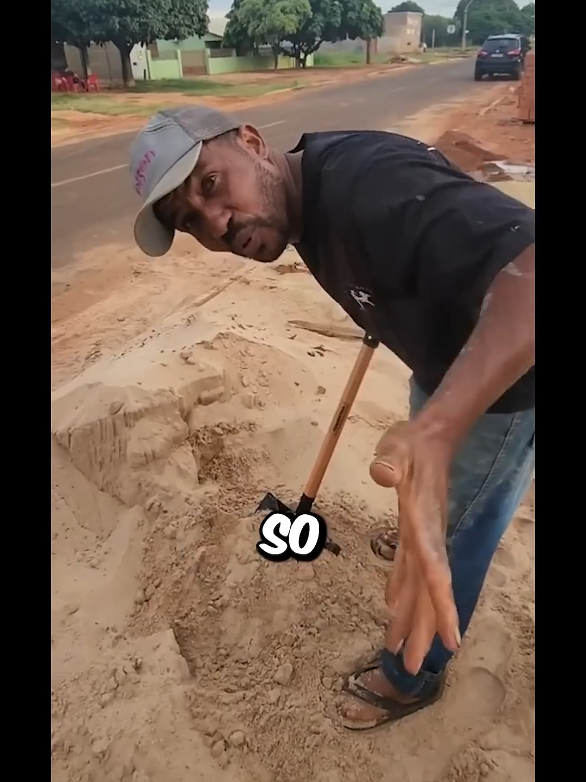 Guy invents his own Shovel #incredible #trend #viral #shovel #guy #worker #labour #sand #dig 