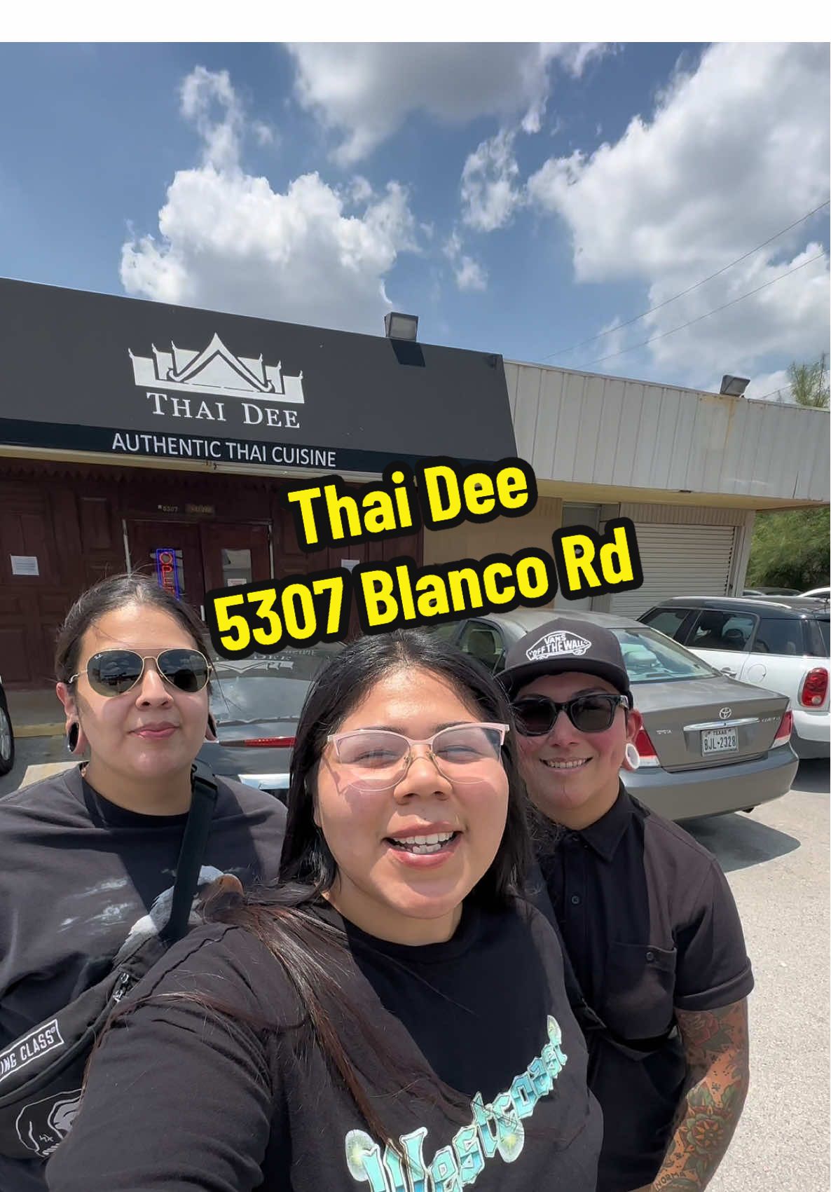 Let’s try Thai Dee! @Maria @TheJennShow. Gentleman that helped us was so sweet! #fyp #foryou #foryoupage #fypシ #foryourpage #shorts #Foodie #foodietiktok #foodtiktok #FoodLover #FoodTok #thai 