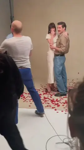 Pedro Pascal, Chris Evans and Dakota Johnson behind the scenes of the photoshoot for ‘MATERIALISTS’! 🫶🏻 (c: piaaungstylist) #pedropascaltiktok #pedropascalsimp #pedropascal #fyp   