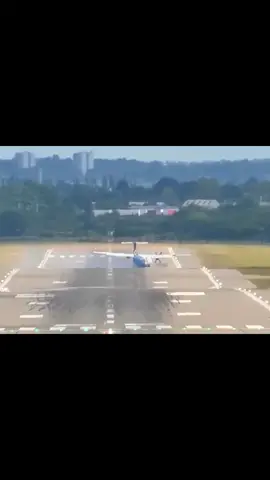 ATR-72 with engine failure must land using one propeller engine in a 30 MPH crosswind #ATR72 #EngineFailure #EmergencyLanding #PropellerEngine #CrosswindLanding #Aviation #AircraftSafety #FlightEmergency #PilotSkills #aviationcommunity 
