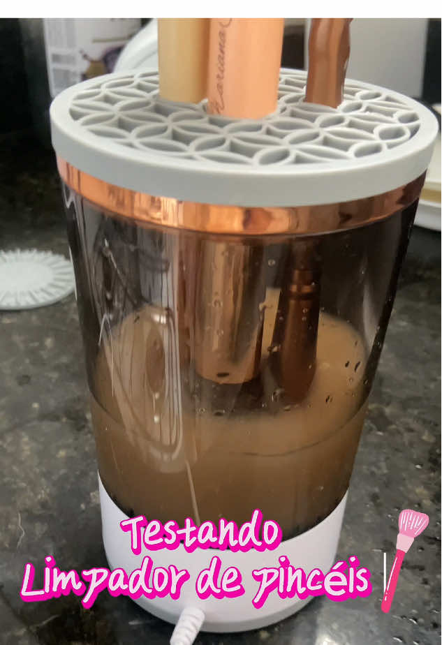 Testando limpador de pincéis automático.  #limpadordepinceis #pinceisdemaquiagem #limpador #tiktokshop 
