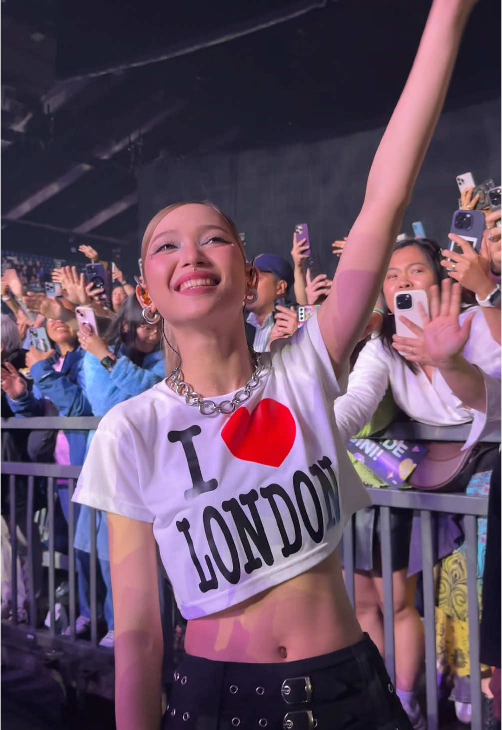 Bini in London ❤️♾️ grabe parang mga manika!!! @BINI PH  @G W E N @JHOANNA @C O L E T :):) @loiverever౨ৎ  #bini #biniph #biniinlondon #biniverse 