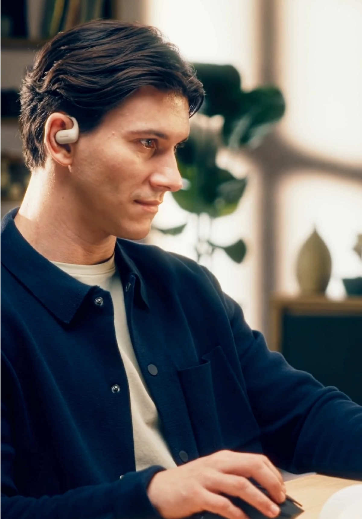 🎧Hear the world and your music.  Why choose between staying aware and sounding amazing?  Panasonic F10 open-ear headphones sit just above your ears like glasses - so you can hear your playlist, your name at the cafe, or that oncoming bike. Rich sound, crystal-clear calls, smart switching between devices - and yes, they’re water resistant too! Feels like nothing. Sounds like everything. Stay connected with your world.  #PanasonicF10 #OpenEarHeadphones #openearrevolution #stayconnected #wirelessaudio #panasonicnz 