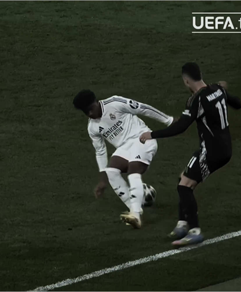 A arte da caneta 🖊️.                                    #uefachampionsleague #uefa #football #skills #fypp #fyyyyyyyyyyyyyyyy #viral 