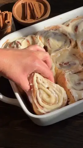 ➡️Hola repostera, haz clic en el enlace que esta en mi perfil y descubre el recetario con +190 recetas para tu negocio desde casa 🍰 🍥 Roles de Canela Perfectos Rinde: 12 unidades — Total: 3 h 45 min 🥖 Masa: • 300 ml leche tibia (43 °C) • 2 ¼ cditas levadura seca activa • 1 cdita azúcar (para activar) • 593 g harina todo uso • 1 ½ cditas sal • 25 g azúcar blanca • 2 huevos batidos • 1 cda vainilla • 112 g mantequilla sin sal (muy blanda) Preparación masa: 1.- Mezcla leche, levadura y 1 cdita azúcar. Reposa 10 min. 2.- En batidora: mezcla harina, sal, azúcar, luego añade huevos, vainilla y mantequilla. 3.- Incorpora mezcla de levadura. Amasa 7–10 min. 4.- Forma bola, coloca en bol engrasado, tapa y deja levar 1–1½ h (hasta que duplique). 🍯 Salsa de caramelo (para el fondo): • 112 g mantequilla sin sal • 220 g azúcar morena clara • 2 cditas canela • 116 g miel • ½ cda vainilla • 45 ml crema para batir • ¼ cdita sal Preparación: 5.- Mezcla todo. Engrasa molde 22x33 cm y esparce en el fondo. 🌀 Relleno de canela: • 112 g mantequilla sin sal • 220 g azúcar morena clara • 2 cdas canela • ¼ cdita sal • 60 ml crema para batir (para verter entre los roles) Preparación: 6.- Mezcla todo. Si está firme, agrega crema poco a poco para suavizar. 🧁 Frosting de queso crema: • 84 g mantequilla sin sal • 170 g queso crema (frío) • 97 g azúcar glas • ½ cda vainilla Preparación: 7.- Bate mantequilla hasta esponjosa. Añade queso crema, azúcar glas tamizada y vainilla. Mezcla hasta cremoso. 🔧 Ensamblado y horneado: 8.- Estira masa en rectángulo de 45x30 cm (0.6 cm grosor). 9.- Unta relleno. Enrolla desde el lado largo. Corta extremos y luego 12 piezas de 3.5 cm. 10.- Coloca sobre la salsa. Vierte los 60 ml de crema entre ellos. 11.- Cubre y deja levar 1 h más. 12.- Precalienta a 175 °C. Hornea 29–32 min. (Cubre con aluminio los últimos 5 min si se doran mucho). 13.- Enfría 10 min y cubre con el frosting.