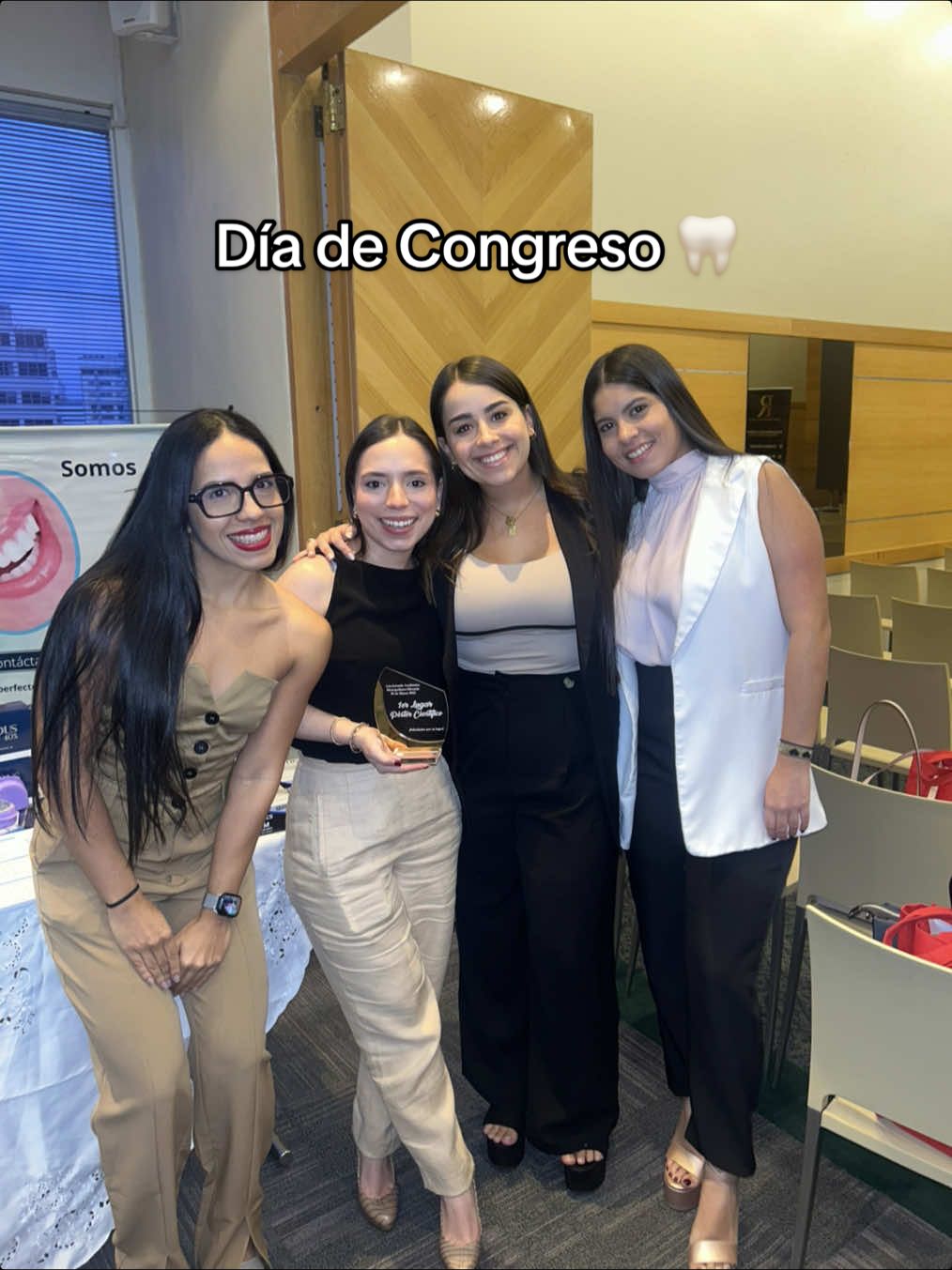 Día de Congreso 🦷✨ Aceptémoslo, somos fan de este tipo de eventos, no solo aprendemos y nos actualizamos, sino que conocemos a otras personas increíbles!  #dentist #odontologia @Paola @Daniela Salazar @Ana Karina Izquierdo 
