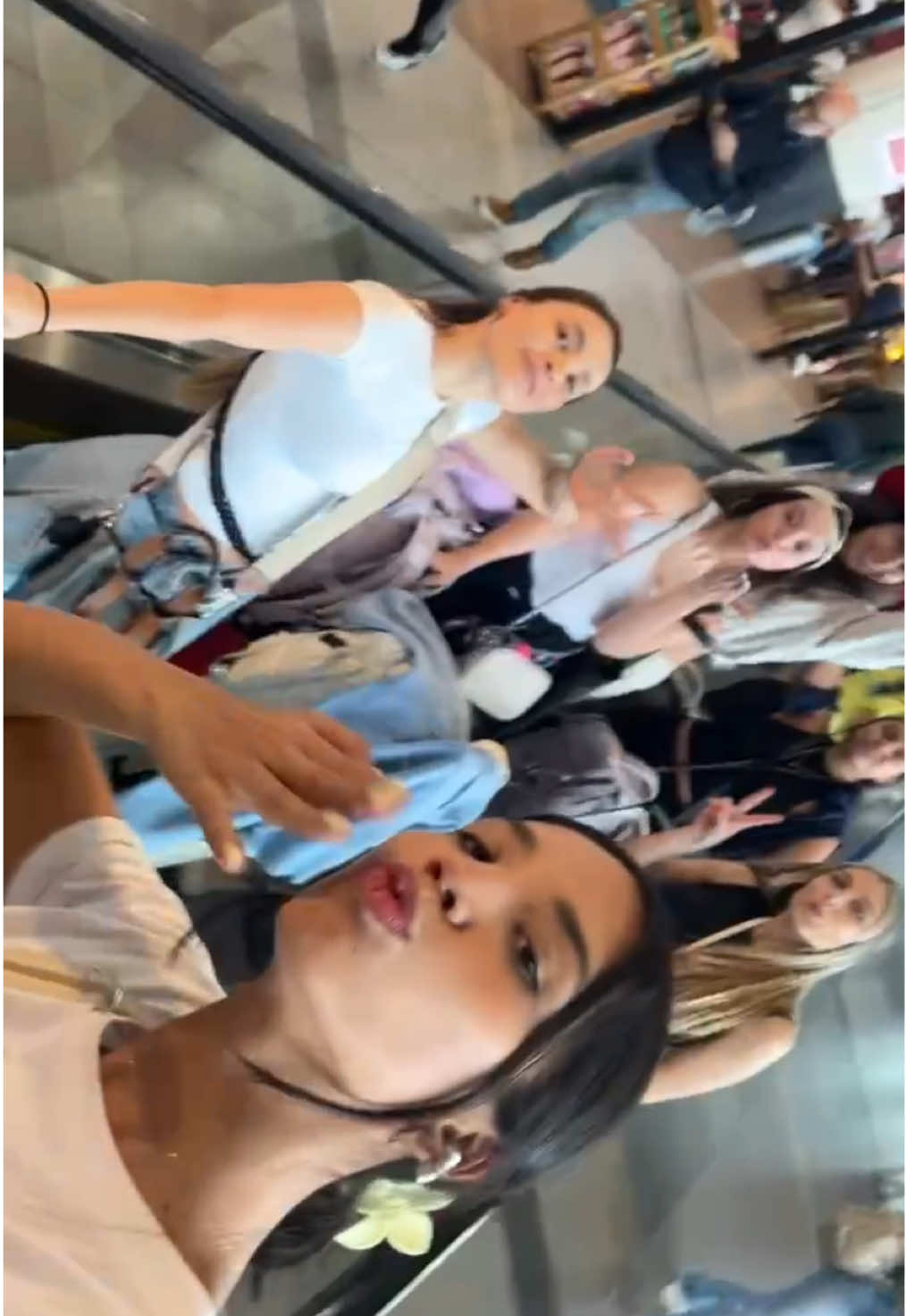 Otro viaje más con ellas , ACEPTOOOO !!! Brasil ahí te vamos 🇧🇷🔥 @Manuela Londoño Duqu @Sofía Balcázar @🦋 @Valentina Orrego Uribe🧚‍♀️ @Camila Duran Gutierr 