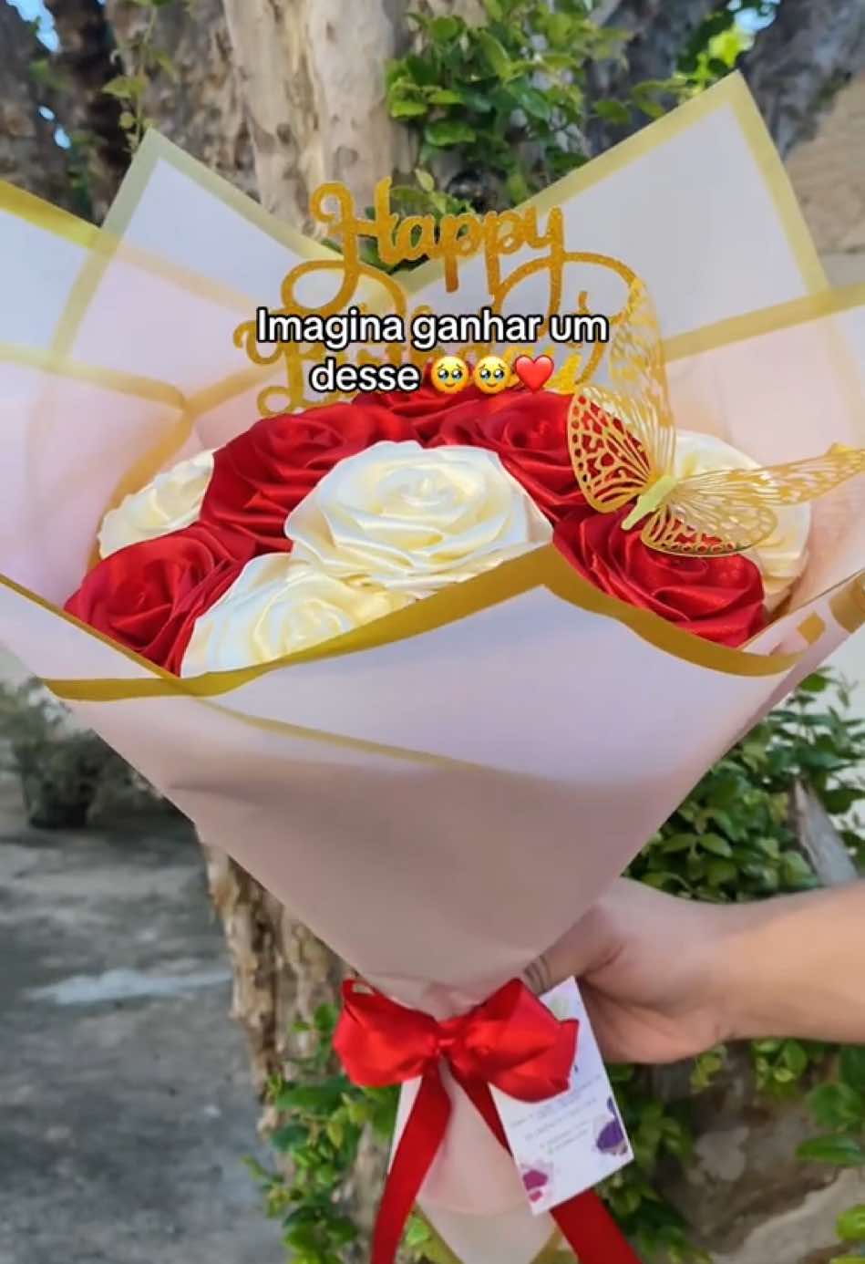 Buquê de flores e ternos de cetim! 💐❤️ #foryoupage #flores #buquedeflores #diadosnamorados #floreseternas💕🥰 #cetim 