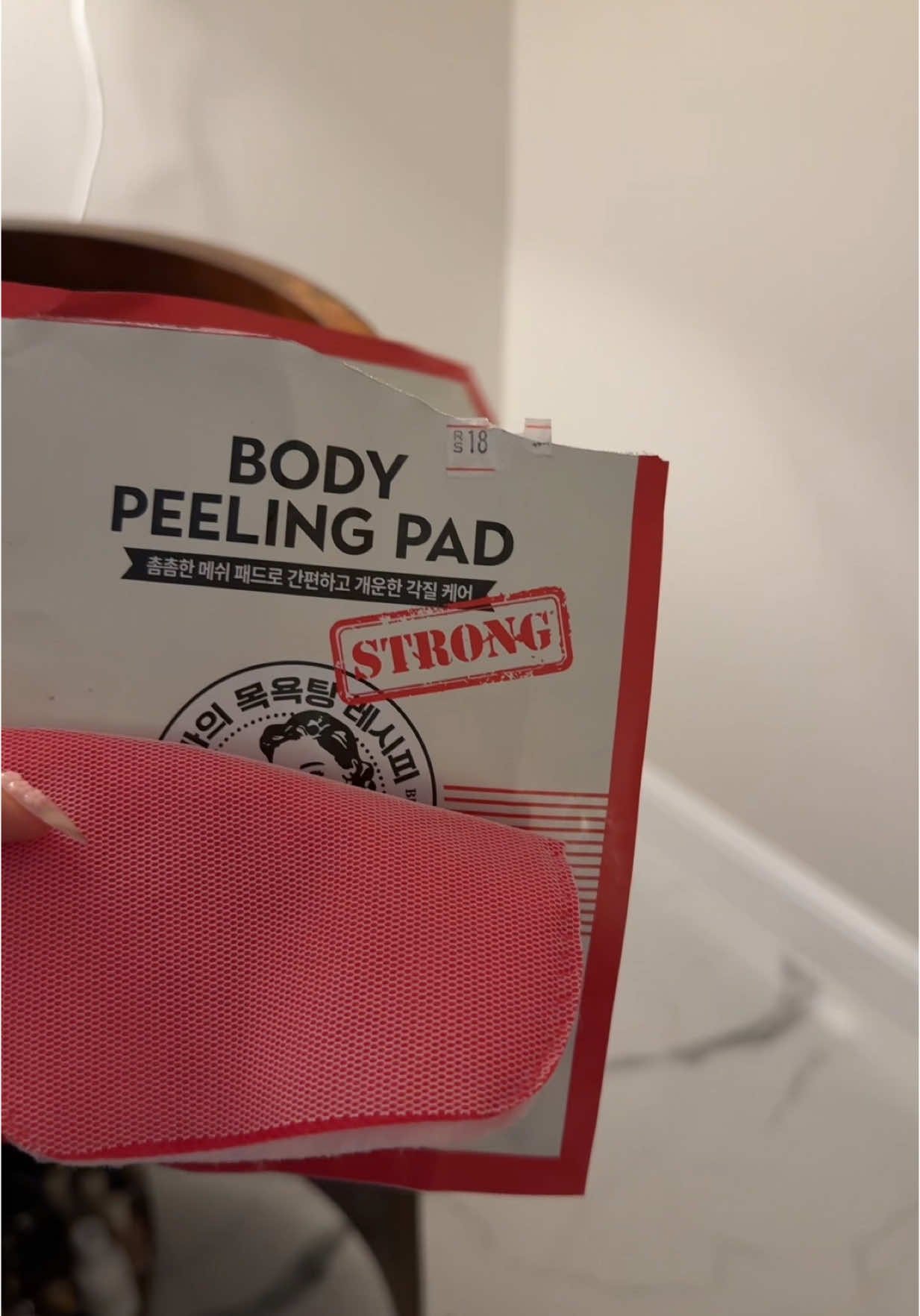 اخذها دايماً من @beautiful | بيوتيفول  #thelovesa #الليفة_الكورية #fyppppppppppppppppppppppp #explore #momsbathrecipe  #bodypeelingpad #ليفة_التقشير_الكورية_للجسم  