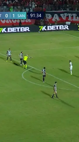 Uuuuuuuh! Quase um golaço do Neymar Jr.! E fim de papo! O Santos consegue uma vitória fundamental para se afastar do rebaixamento! Vitória 0 x 1 Santos F.C.! É o Peixe! 🐟  #Santos #Vitoria #Neymar #Brasileirao #Fanatiz