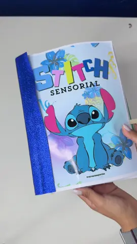 Link na bio 🌊✨ O Stitch está de volta e trouxe com ele muita fofura sensorial! Apresento com todo amor: o Livro Sensorial do Stitch 💙 Feito com papel fotográfico, slime, barbante e muita criatividade — uma experiência para encantar, brincar e estimular! 🧠 Desenvolve coordenação, tato, imaginação e ainda traz um toque de Disney direto pra sua casa ou sala de aula! 💡 Cada página é uma surpresa: 💙 Um mar de slime 🎸 Cordas de barbante no ukulele 🚀 Uma nave que voa! 🤗 Um Stitch que te abraça de verdade! 📥 Pronto para imprimir, montar e se apaixonar! 🌟 Aproveita o hype do novo filme e traga essa magia sensorial para os pequenos! 📲 Me conta aqui: qual página você mais amou? #Stitch #LivroSensorial #IdeiaCriativa #AtividadeSensorial #OhanaSignificaFamília #LiloEStitch #EducacaoInfantil #DisneyParaCriancas #stitch2025 