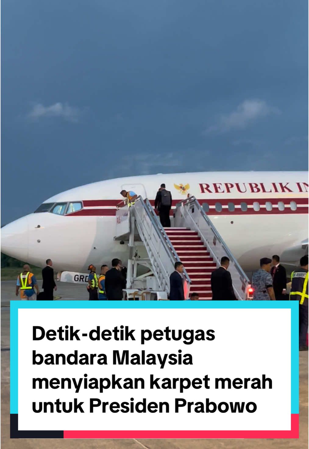 Detik-detik petugas bandara Malaysia menyiapkan karpet merah untuk Presiden Prabowo #prabowo #bobbykertanegara #malaysia #fyp #kttasean2025 