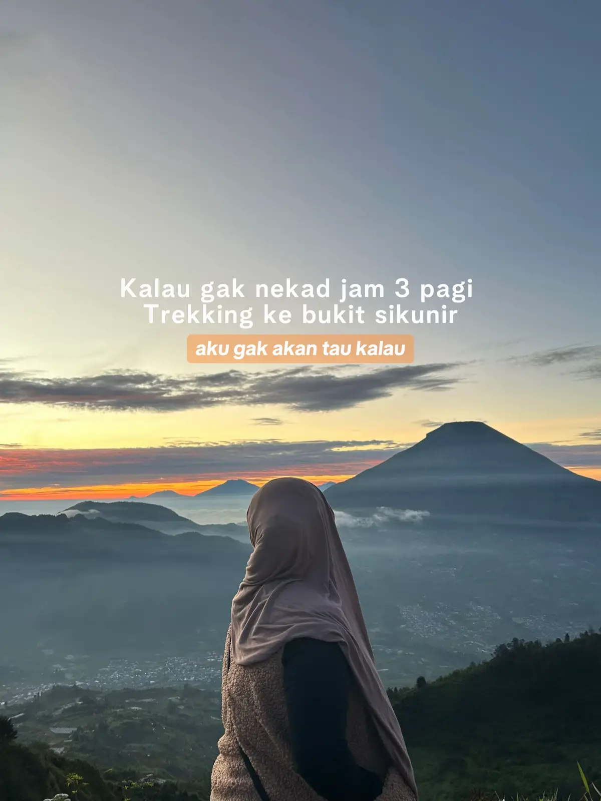 Cuma 30 menit trekking udah sampe 2300 mdpl dan view secantik ini #nomadiind #traveltiktok #travelling #bukitsikunir #sikunirdieng 