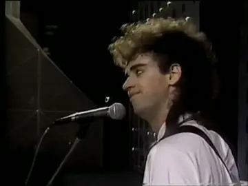 aquí también, no le intenten de encontrar sentido al video, disfruten de esta joya de video  #paratii  #fyp  #ceratiporsiempre  #musica  #sodastereo  #gustavocerati  #ceratieterno  