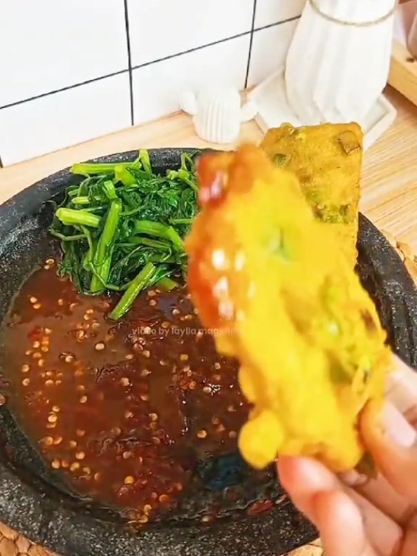 kangkung di cocol pake sambel kaya gini enak banget loh... apalagi di tambah tempe mendoan makin mantul.. #rujakkangkung #tempemendoan #simplecooking #fyppppppppppppppppppppppp 