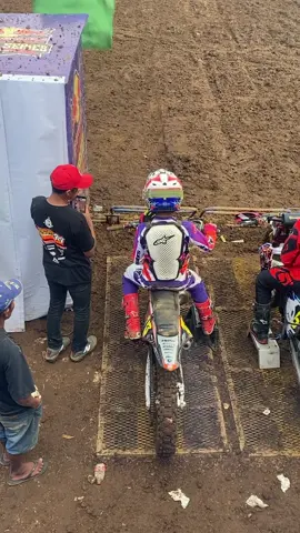 @atharalghifari23 berdoa sebelum start Zonaracingstart suported by :  @drv_industries @catalog_drv_industries  @wildhanmotekar21  . . . MENTION #Zonaracingstar__ * * Subscribe youtube zonaracingstar__ * * Follow tiktok zonaracingstar__ * * Follow FB zonaracingstar * * Follow snapvideo zonaracingstar__ * * Jangan lupa share dan tag ke zonaracingstar__ #zonaracingstar__ #cleosaseries #banten #motocross #grasstrack #racing #grasstrack #grasstrackind onesia #kejurnasgrasstrack #kejurnasmx #ke juaraannasional #indielracingorganizer #kejurprov #grandfinalcleosa #finalcleosa #svnxracegear #duniabalap #cleosaseries2024 #cleosaseries #motocross