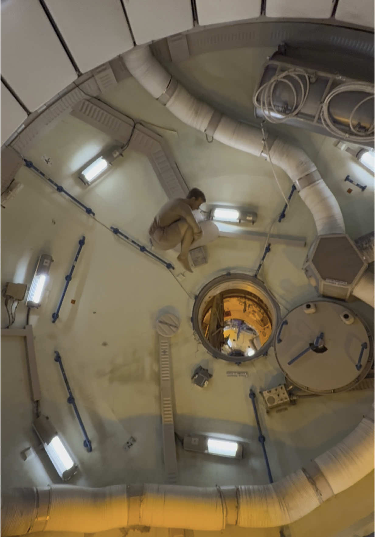 Interior del cohete que viajó a la luna en apollo 11 en la NASA #nasa #apollo11 #cohete #houstontx #texas #us #NASA #viaje #luna #espacio #interestelar #viralvideos #fyp #paratii #wehaveaproblem #tenemosunproblema #cohetes 