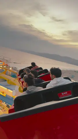 终于坐上了心心念念的Santa Monica落日飞车🌄🎢 吹着西海岸的海风 闪着霓虹的游乐园 虽然没看到鲜艳的晚霞 但还是超级治愈 我想说在66号公路尽头坐落日飞车追日落就是golden moment☀️