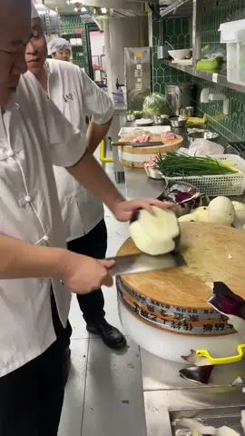 If peeling were a sport, this chef just broke the world record. #Chinesechef #amazingChinesepeople #wow #Chineserestaurant #skill #master Credit to nongcundejia on Douyin.