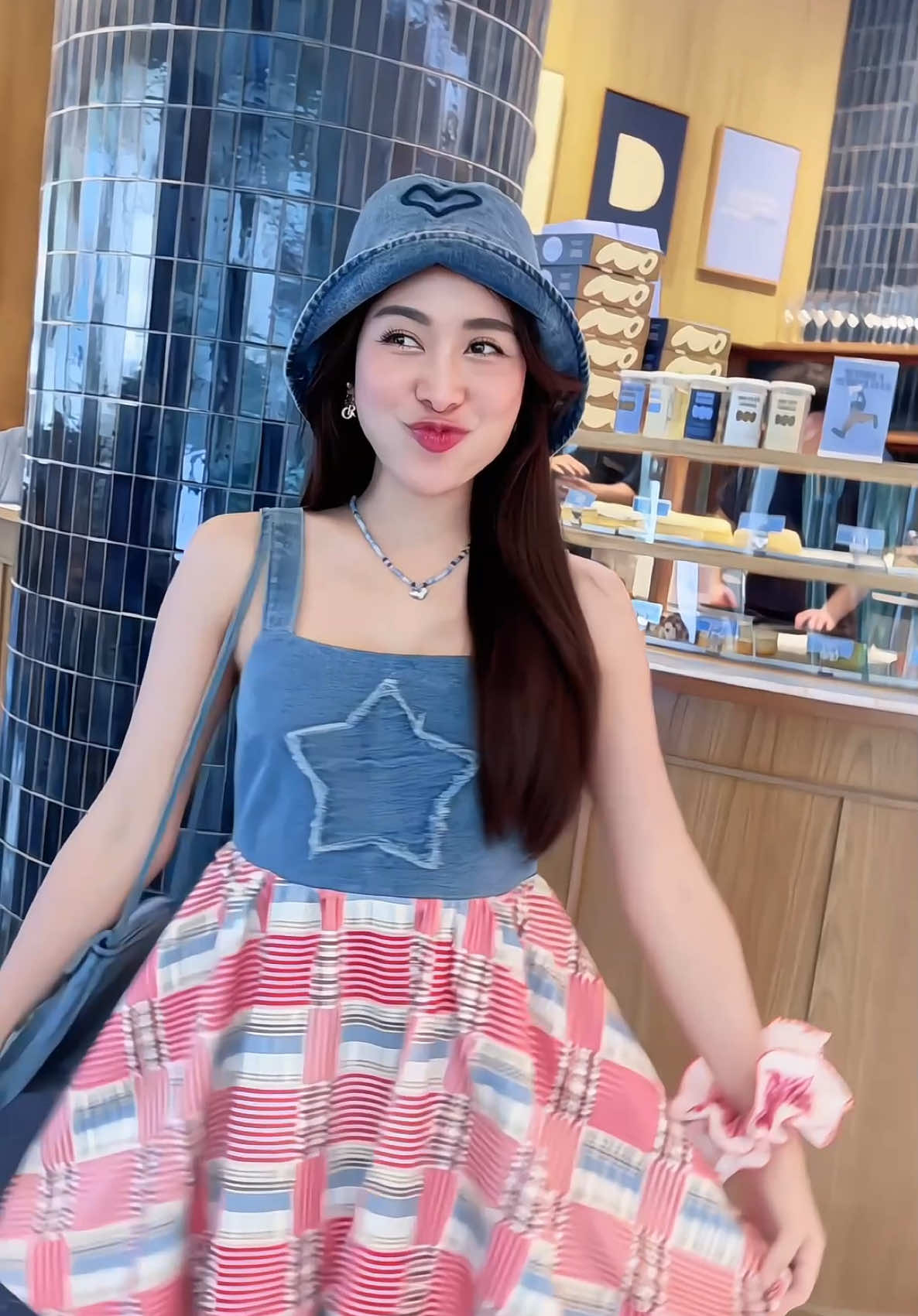 คอลนี้น่าร้าก มินิเดรสบอลลูนแบบไม่สั้นได้กระเป๋าสะพายไปด้วยน้า #thealner #ไอเดียแต่งตัว #OOTD 