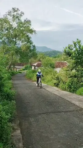 otw Munggah @puncaksosokofficial  . . #thrill_bicycle #thrillvanquishowner #thrillrider #jogjagowes #goweshijab #mtbcantik #hijabcyclist #gowesermuslimah #foto_gowes #himagipret #goweslokalperekan #cyclinglife #cycling #cyclist #womenbikers #womencycling #goweserindonesia #goweserjogja #mtbindonesia #gowescouple #gowessamawa #couplegowes #couplegoals #jogja #jogjabersepeda #jogjalebihbike #hijabstyle
