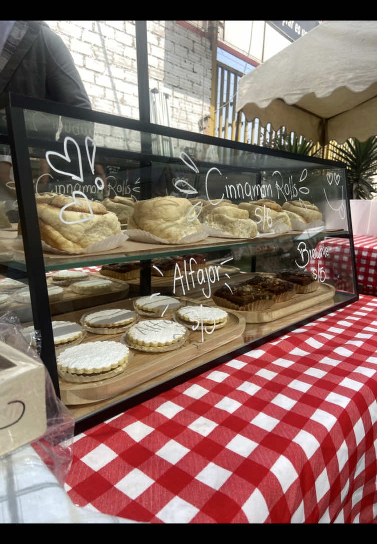 Feliz de verlos volver por sus postres favoritos, y de recibir comentarios positivos de mi trabajo, termino el día sintiendo mucha gratitud 🥹✨ #postres #reposteria #emprendiendoentiktok #emprendimiento #emprenderdesdecasa #ferias #marupulgas #lamolina 