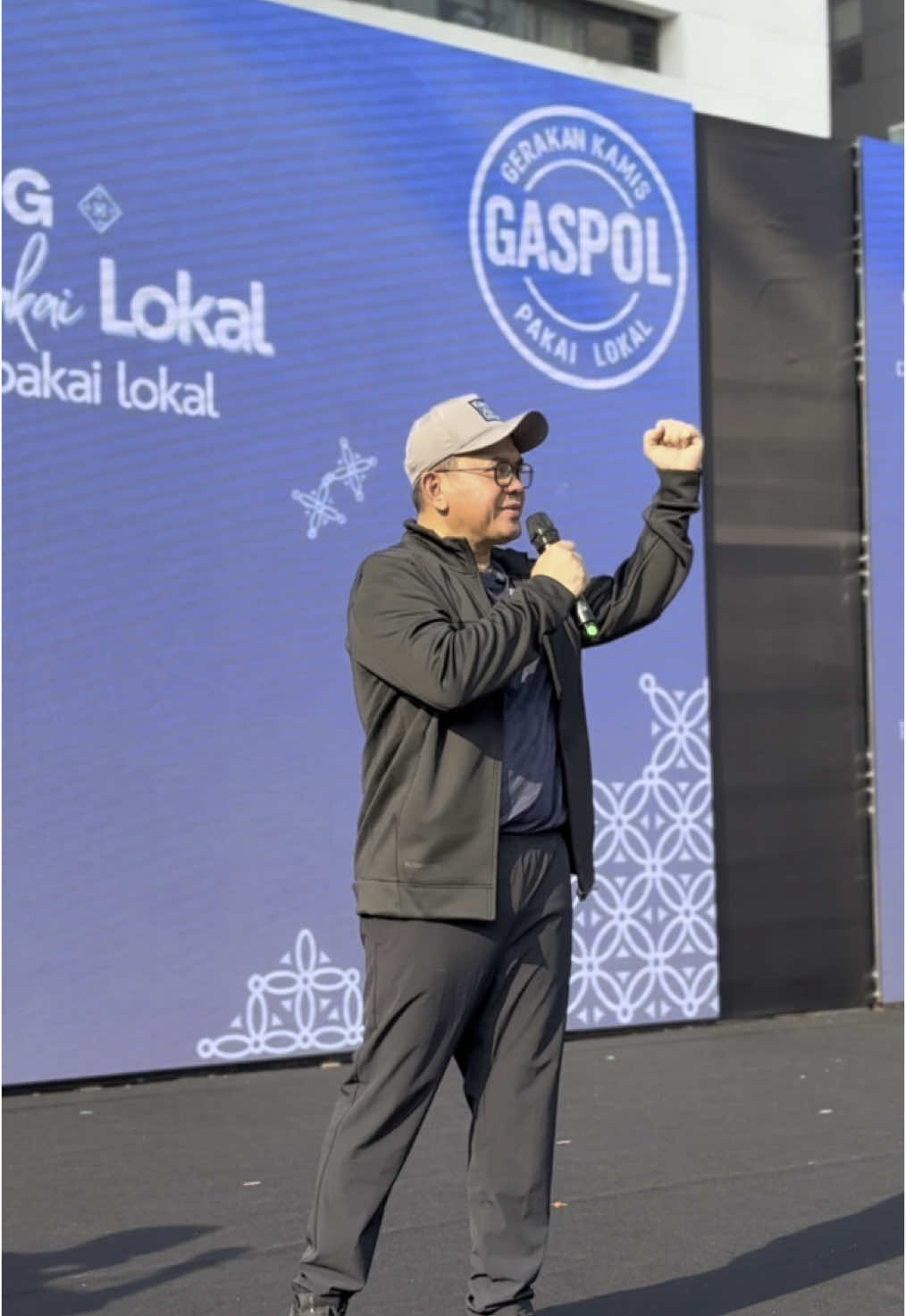 Irjen Kemendag, Putu Jayan D.P. hadir pada Gerakan Kamis Pakai Lokal (GASPOL) yang diluncurkan oleh Mendag, Budi Santoso pada Kamis (8/5) bertempat di Lapangan Parkir Kementerian Perdagangan. GASPOL merupakan program dari Kementerian Perdagangan yang bertujuan untuk meningkatkan pasar yang kuat untuk produk-produk UMKM dan industri dalam negeri untuk menumbuhkan budaya bangga dengan produk buatan Indonesia. Semoga GASPOL dapat menjadi momentum pendorong masyarakat Indonesia untuk menerapkan budaya memakai produk lokal. Karena dari langkah kecil teman-teman memasarkan produk lokal, akan turut berperan pada bergeraknya perekonomian bangsa ujar Mendag Busan. “Bangga, Bela, Beli, dan Pakai Produk Lokal!” #Kemendag #ItjenKemendag #KamisPakaiLokal #Mendag #putujayandanuputra 