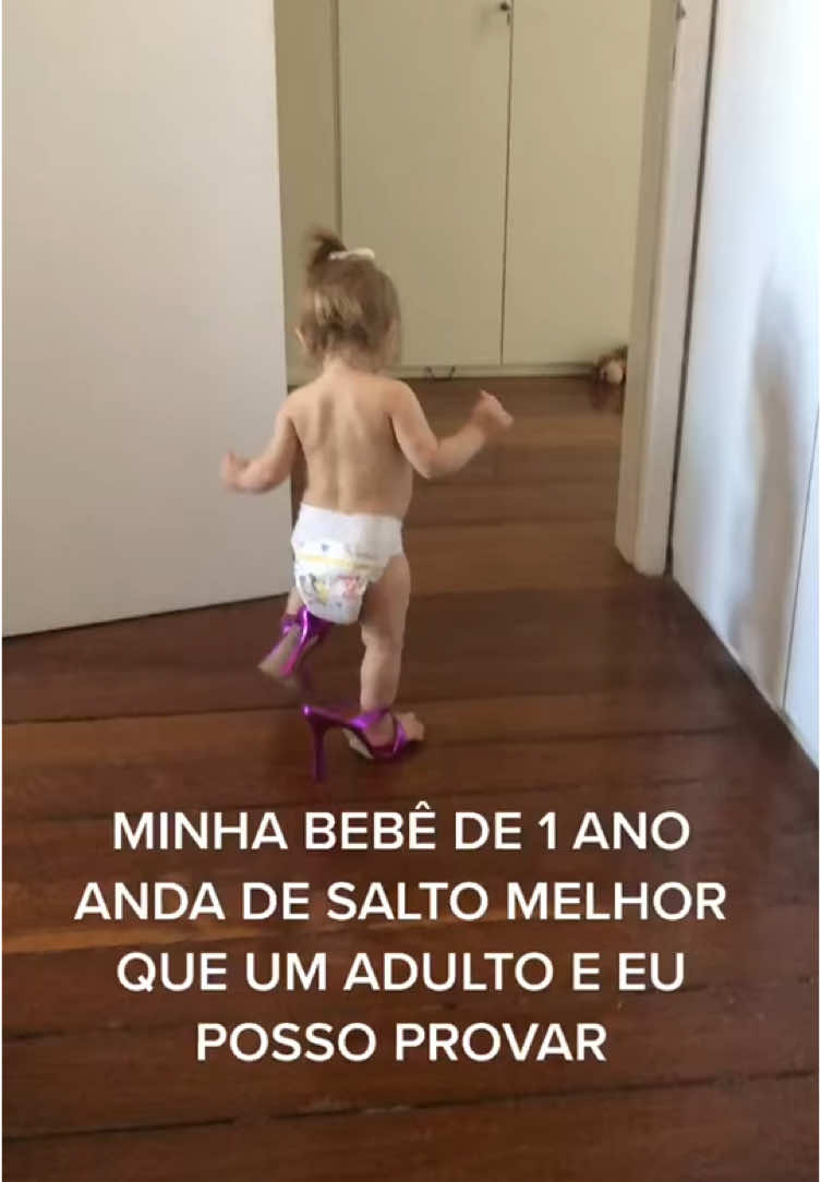 Duvido um #bebereborn fazer isso 🤣🤣 #bebede1ano #bebe #bebereborn #beberebornrealista #salto #tamanco #crianca 
