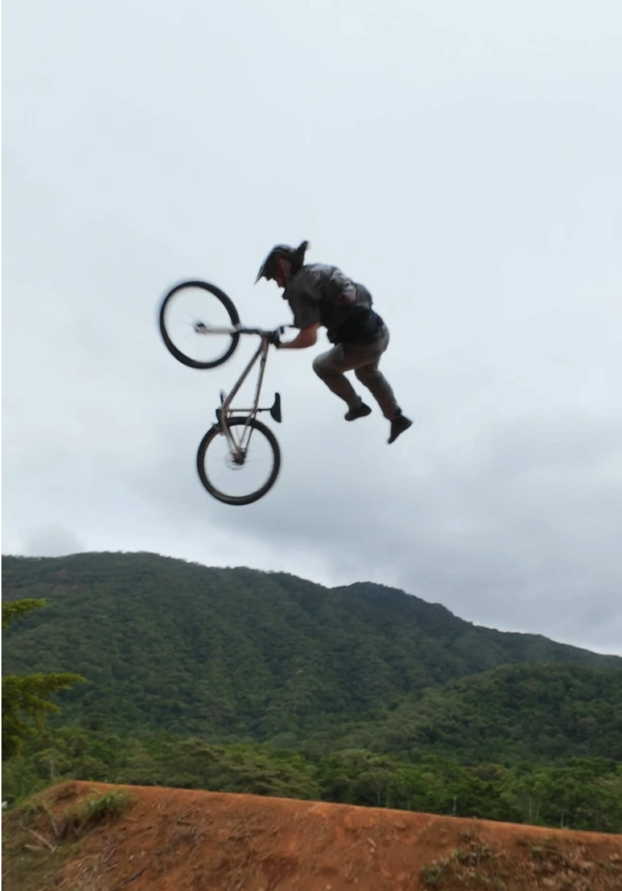 goes big and goes gold 🥇#TimBringer puts on an absolute clinic to bring home another W 🏆 Link to the Full Replay in bio 🔗 #mountainbiking #mtb #slopestylemtb #slopestyle 