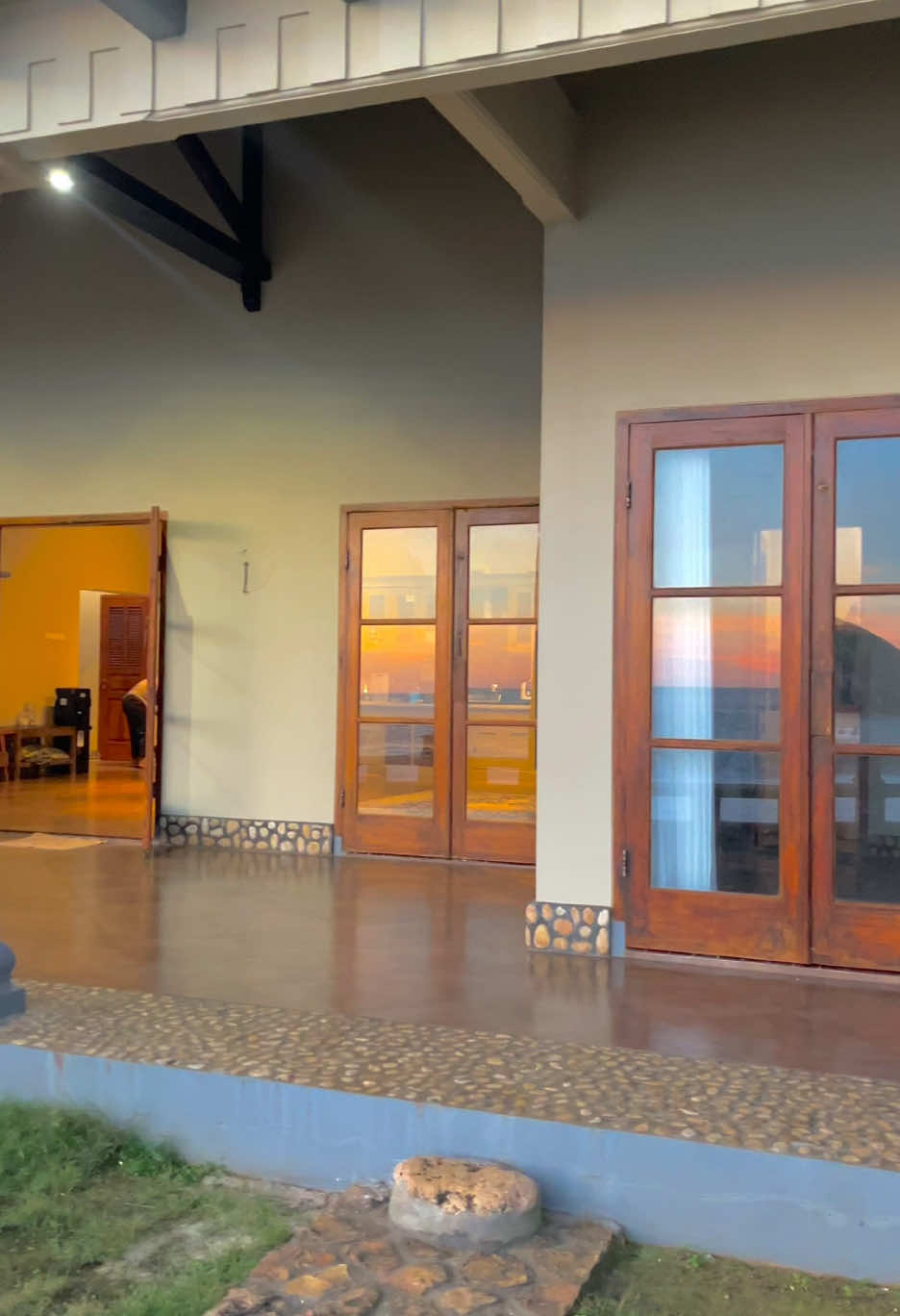 sunset ocean villa🤩 #fypp #fypシ゚ #fypage #zxycba #sunset #sunsetvibes #villa #villapacitan #oceanvilla #penginapan #rekomendasipenginapan #penginapanpacitan #penginapanpantaisrau #pantaisraupacitan #familyocean🌊💦 