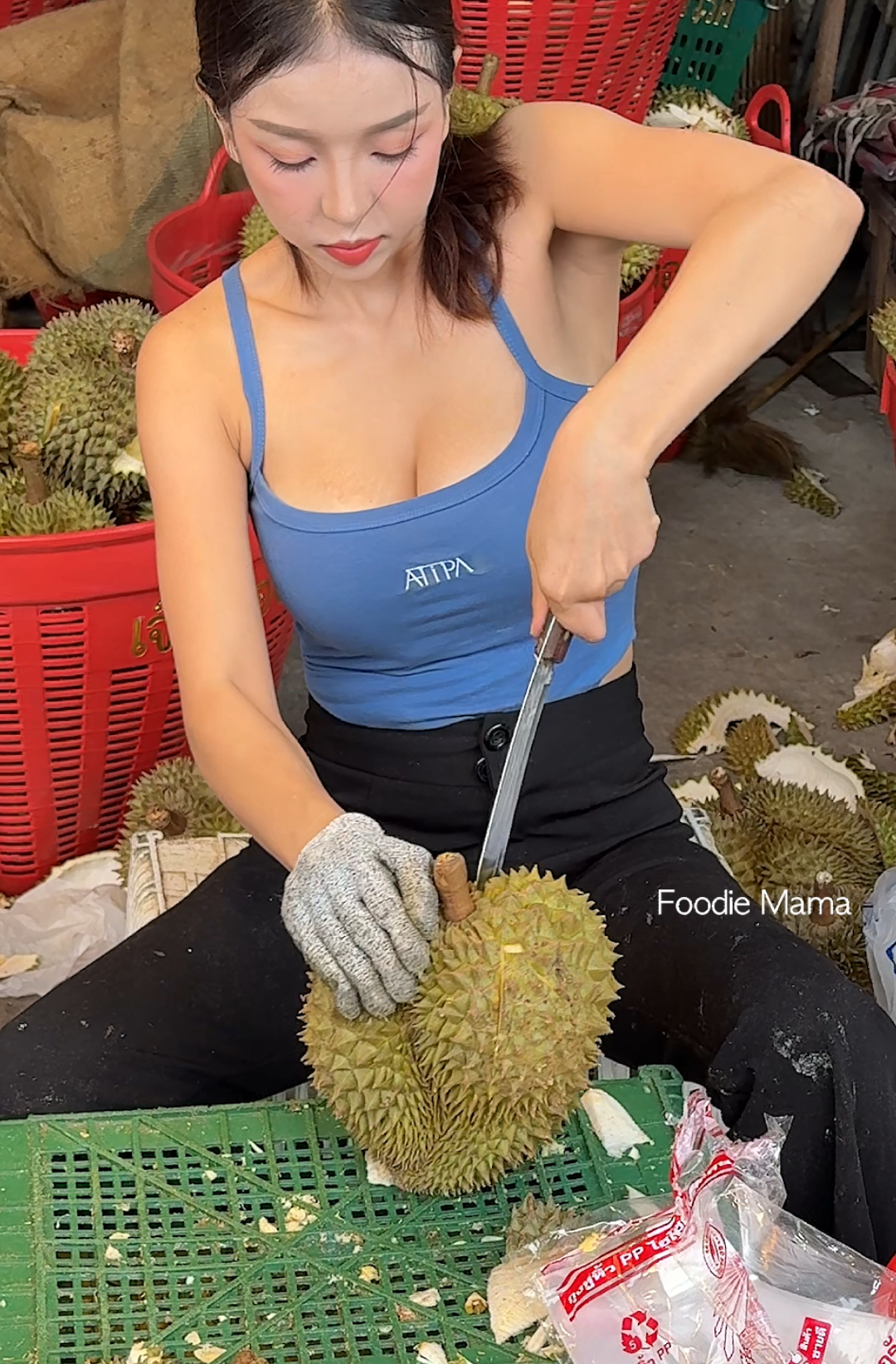 Must Try! Young Thai Lady Selling Fresh Durian - Fruit Cutting Skills - Thai Street Food Location :  Google Map :https://maps.app.goo.gl/Ccm7Gup7HEF5BszK8 #streetfood #bangkok #fruit #durian 