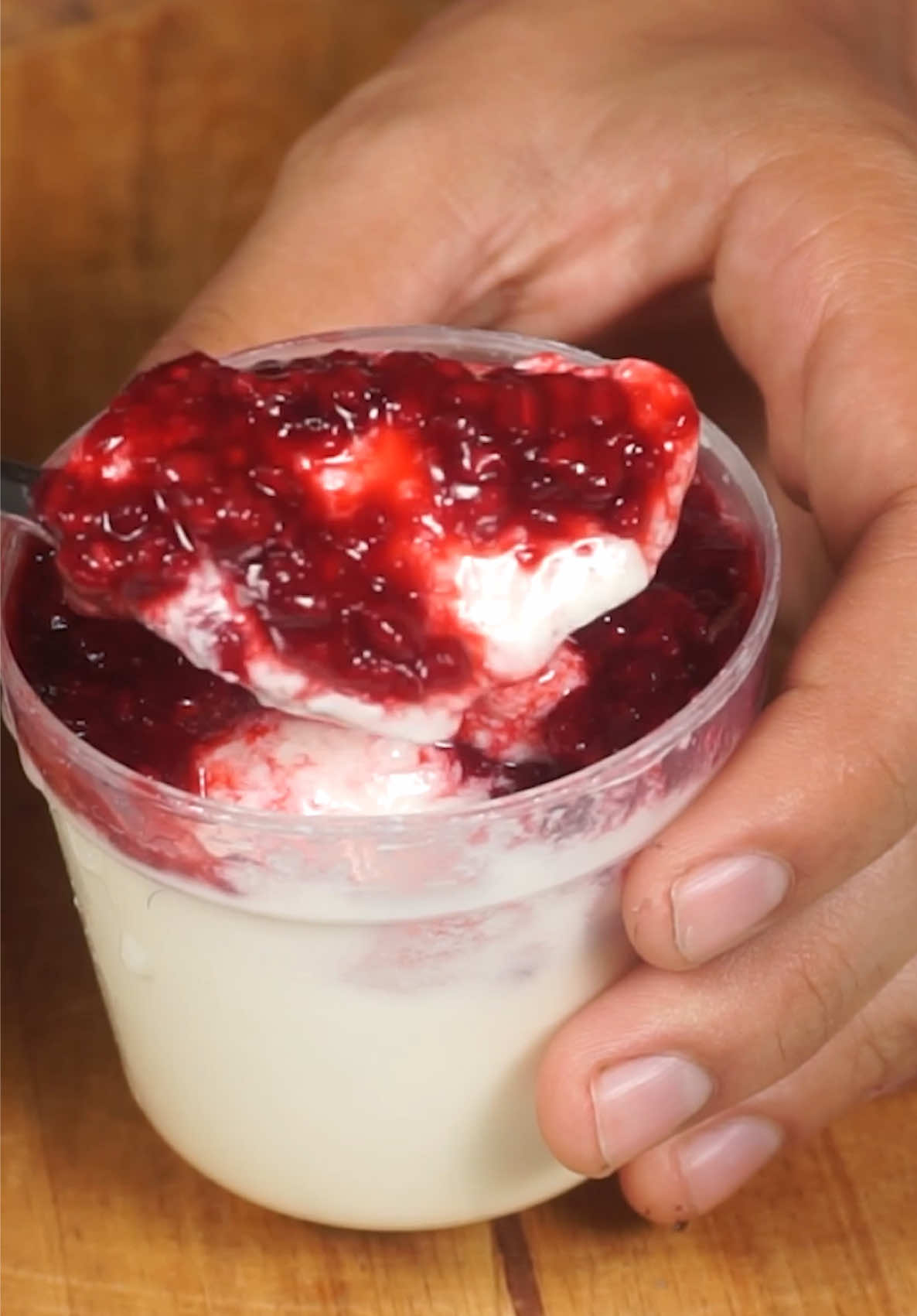 Solo con agua y leche en polvo. Hoy les voy a enseñar a hacer un yogur griego súper firme, sin necesidad de escurrir y muy sencillo de realizar #cocina #recetas #RecetaFácil #CocinaTikTok #RecetasRápidas #CocinaCreativa #HackDeCocina #NiEnMilAños 