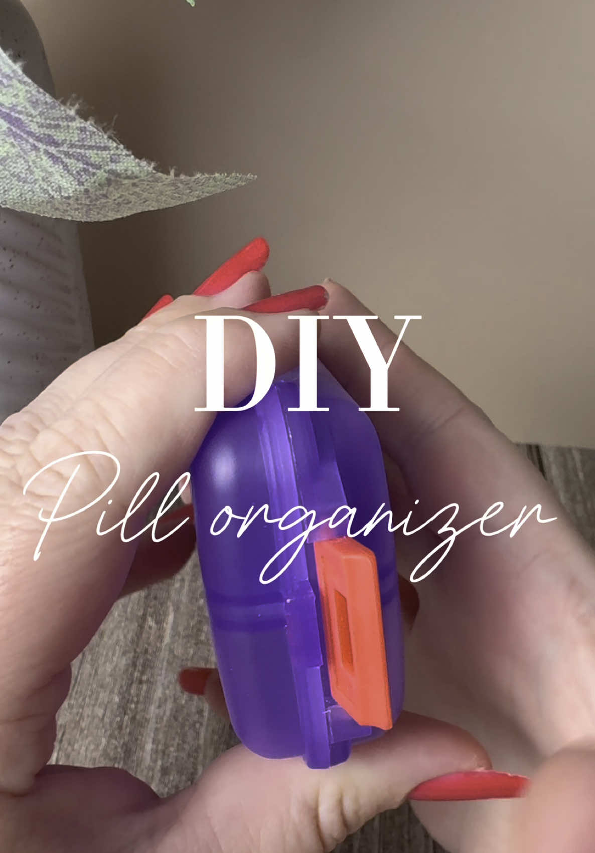 Perfect for travel. Small enough to throw in your purse. Stickers came easily be swapped out. #DIY #medication #organize #pillorganizer #pillcase #travel 