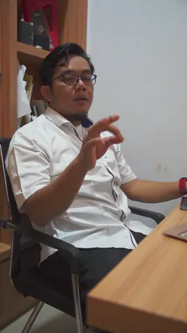 Kenapa kerja di Korea? ➡️ Gajinya BESAR. Udah, itu aja. 💸 Yakali kita udah capek-capek belajar bahasa, urus dokumen, ninggalin keluarga… Terus ujung-ujungnya jadi tumbal jualan organ tubuh? 🙃  Nggak lucu, bestie. Makanya pilih jalur resmi, biar aman & hasilnya halal. 💼✅ Yang penting niat lurus, usaha serius, dan jangan gampang percaya calo random. Inget, kerja ke luar negeri itu perjuangan, bukan taruhan nyawa. 💪🌏 #KerjaKorea2025 #GajiBesar #NoCaloNoDrama #KerjaLegal #AnakRantauBerjuang #kerjadikorea #zeroneacademy #belajarbahasakorea