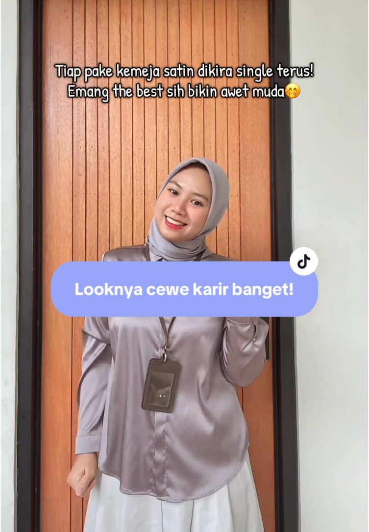 Kalo pake outfit ini dikira independent woman😋 look cewe karirnya naik drastis📈 #kemejazhiya #kemejasilk #kemejasatin #outfitngantor #independentwoman #fyppppppppppppppppppppppp 
