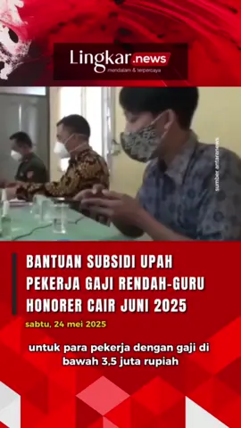 Bantuan Subsidi Upah Pekerja Gaji Rendah dan Guru Honorer Cair Juni 2025 JAKARTA, Lingkar.news – Pemerintah akan menyalurkan Bantuan Subsidi Upah (BSU) untuk para pekerja dengan gaji di bawah Rp 3,5 juta atau UMP serta guru honorer mulai 5 Juni 2025 mendatang. Program BSU tersebut menjadi salah satu dari enam kebijakan stimulus ekonomi yang sedang difinalisasi pemerintah untuk menjaga daya beli masyarakat di tengah perlambatan konsumsi pasca-libur Lebaran dan sebelum tahun ajaran baru. “BSU, kemudian ada bantuan-bantuan untuk menunjang daya beli, itu sedang dipersiapkan. Nanti akan diberlakukan per 5 Juni,” kata Menteri Koordinator Bidang Perekonomian Airlangga Hartarto dalam keterangan di Jakarta, Sabtu, 25 Mei 2025. Airlangga menjelaskan, berbeda dari skema BSU yang digulirkan pada 2022 dengan nilai Rp 600 ribu per pekerja, bantuan tahun ini akan lebih kecil. “Tidak segitu (nilainya), lebih kecil,” ujarnya. Ia menambahkan, pemerintah masih menyempurnakan regulasi teknis dan anggaran program ini yang melibatkan koordinasi lintas kementerian. “Sekarang masing-masing kementerian mempersiapkan regulasinya,” tuturnya. Penyaluran BSU merupakan bagian dari strategi pemerintah dalam menghadapi tekanan konsumsi domestik di kuartal II-2025. Selain BSU, lima stimulus lainnya yang akan diluncurkan serentak pada 5 Juni antara lain pertama, diskon transportasi yang meliputi tiket kereta api, pesawat, dan angkutan laut selama masa liburan sekolah. Kedua, diskon tarif tol untuk sekitar 110 juta pengguna kendaraan pribadi selama Juni-Juli 2025. Ketiga, diskon listrik sebesar 50 persen bagi 79,3 juta rumah tangga dengan daya di bawah 1.300 VA selama dua bulan. Keempat, penambahan bantuan sosial, termasuk kartu sembako dan bantuan pangan untuk 18,3 juta Keluarga Penerima Manfaat (KPM). Serta kelima, perpanjangan diskon iuran Jaminan Kecelakaan Kerja (JKK) bagi pekerja di sektor padat karya. Menurut Airlangga, rangkaian stimulus ini dirancang untuk mendorong konsumsi rumah tangga dan menjaga pertumbuhan ekonomi nasional tetap berada di kisaran 5 persen pada kuartal II-2025. “Stimulus ini diharapkan bisa mendorong pertumbuhan ekonomi di kuartal kedua. Jadi momentum ini kita manfaatkan untuk membuat beberapa program,” katanya. Airlangga juga mengajak pemerintah daerah untuk aktif menciptakan kegiatan pariwisata dan hiburan lokal guna meningkatkan mobilitas masyarakat selama masa libur sekolah. Momentum ini dinilai penting karena tidak adanya hari besar nasional lain seperti Natal atau Tahun Baru yang biasanya menjadi pemicu konsumsi masyarakat. Dengan mempertimbangkan berkurangnya momentum konsumsi besar, BSU beserta paket stimulus lainnya diharapkan dapat menjadi bantalan bagi ekonomi nasional. #Lingkarjateng #Lingkarjatengid #Lingkarnews #bantuansubsidiupah #Upah #Bantuan #subsidi #bsu #pekerja #umr #ump #gajirendah #penghasilan #guruhonorer #Honorer #abcxyz #fypシ゚viral🖤tiktok #fypp #fyppp #fyp #fypage #fyppppppppppppppppppppppp #fypシ゚ #fypツ 