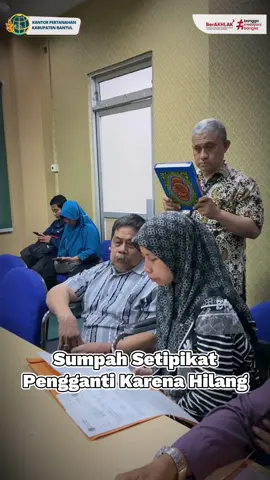 Halo #SobATRBPN Kabupaten Bantul 🙌 Sumpah sertipikat pengganti karena hilang dihadapan Kepala Kantor Pertanahan, merupakan salah satu tahapan dari permohonan penerbitan kembali sertipikat karena hilang, di Ruang Rapat Kantor Pertanahan Kab. Bantul. (23/5/2025) Taukah Sob, pentingnya pendaftaran sertipikat hak atas tanah bagi pemegang hak atas tanah?? Menurut PP nomor 24 tahun 1997 tentang Pendaftaran Tanah, Pendaftaran tanah bertujuan untuk memberikan kepastian hukum dan perlindungan hukum kepada pemegang hak atas suatu bidang tanah, satuan rumah susun dan hak-hak lain yang terdaftar agar dengan mudah dapat membuktikan dirinya sebagai pemegang hak yang bersangkutan. Maka, wajib bagi pemegang hak atas tanah untuk selalu menjaga dan merawat keberadaan sertipikat tanah agar jangan sampai hilang. Namun pada kenyataannya masih banyak kasus hilangnya sertipikat hak atas tanah dari pemiliknya entah disebabkan karena bencana alam maupun kelalaian pemegangnya. Yukk sob jaga sertipikat hak atas tanah jangan sampai hilang yaa.. karena dalam pengurusannya memerlukan banyak rangkaian prosedur yg harus dilalui. #sertipikathilang ___________ Follow juga akun kami ya : | Web. : Kab-bantul.atrbpn.go.id | Youtube : @KantahkabBantul | Twitter : @KantahKabBantul | Instagram : @kantahkabbantul | Facebook : @KantahkabBantul | TikTok : @kantah_kabbantul #IndonesiaLengkap #KonflikTuntasRAkyatSejahtera #BPNBantulWBKMenujuWBBM #BPNBantulmajudanmodern #BPNBantulkinilebihbaik #MelayaniProfesionalTerpercaya 💪💪